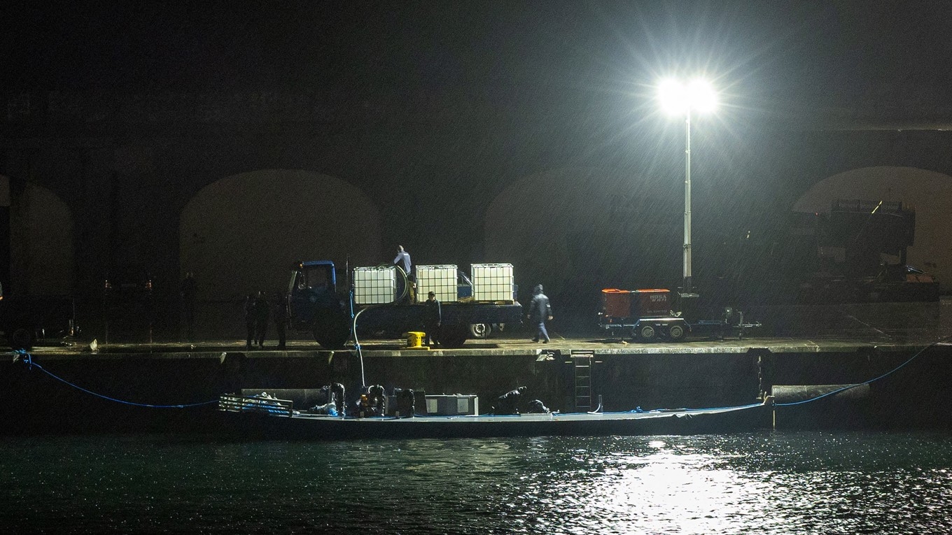 På bilden som är tagen den 25 mars i hamnen i Ponta Delgada på ön Sao Miguel i Azorerna ser man en ubåt som fångades upp när den transporterade 6,5 ton kokain på väg till Iberiska halvön. Foto: Rui Soares/AFP via Getty Images