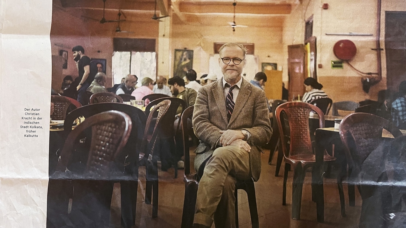 Ett utklipp från tidningen Die Zeit och den ”upphöjde” författaren Christian Kracht i egen hög person. Krönikören har ett och annat att säga om vissa tidningars vurm kring en del författare. Foto: Privat