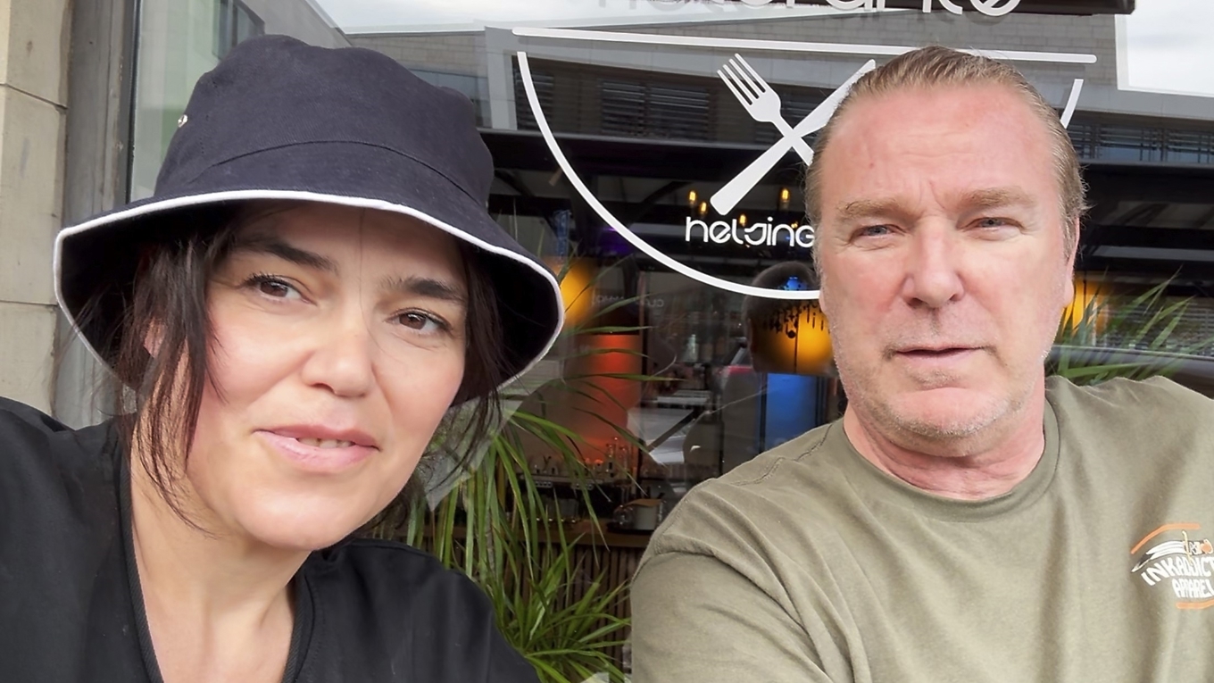 Sara Nilsson och Patrik Sjöberg är på väg någonstans i Sverige. ”Vi sitter med mobiltelefonerna hela tiden i kontakt med våra medarbetare. Timme för timme är vi med i hela scenariot, hur det utvecklas och när det kan bli dags för en konfrontation.” Foto: Privat
