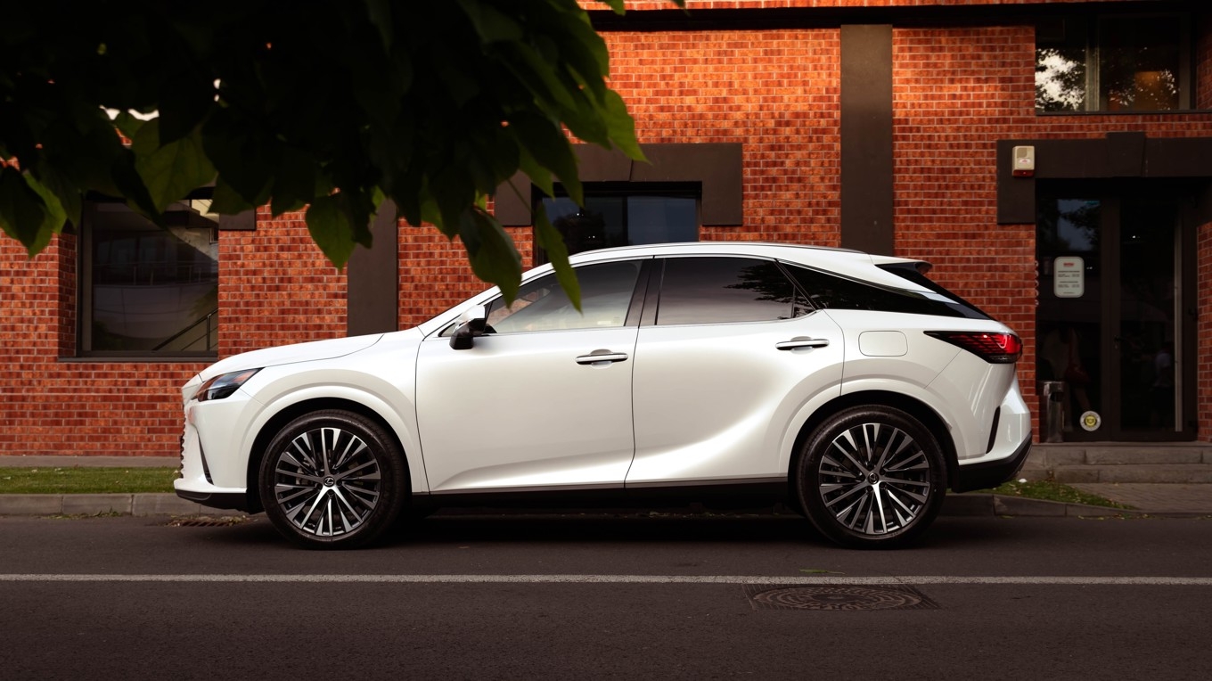 En bil av märket Lexus RX 450H+. Foto: Gabriel Nica/Shutterstock