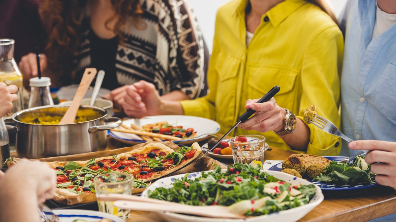 Ett sätt att låta hälsan smitta är att bjuda vännerna på en näringsrik, mättande, vacker och inspirerande söndagslunch. Foto: Shutterstock
