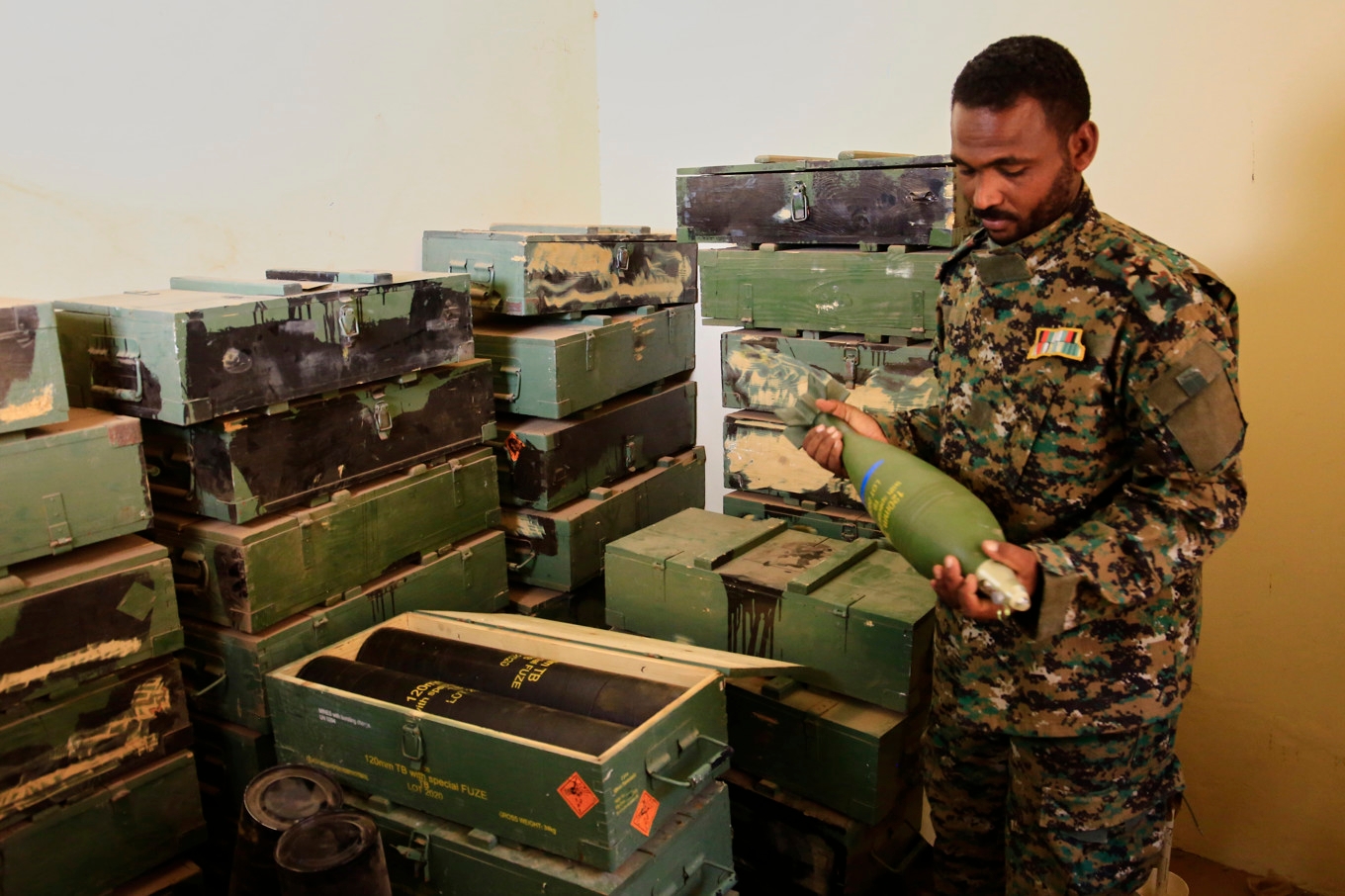 Militärer från den reguljära armén visar upp ett vapenlager som tillhört motståndarna RSF, efter att de styrkorna drivits från huvudstaden Khartum. Bilden togs där under lördagen. Foto: AP/TT