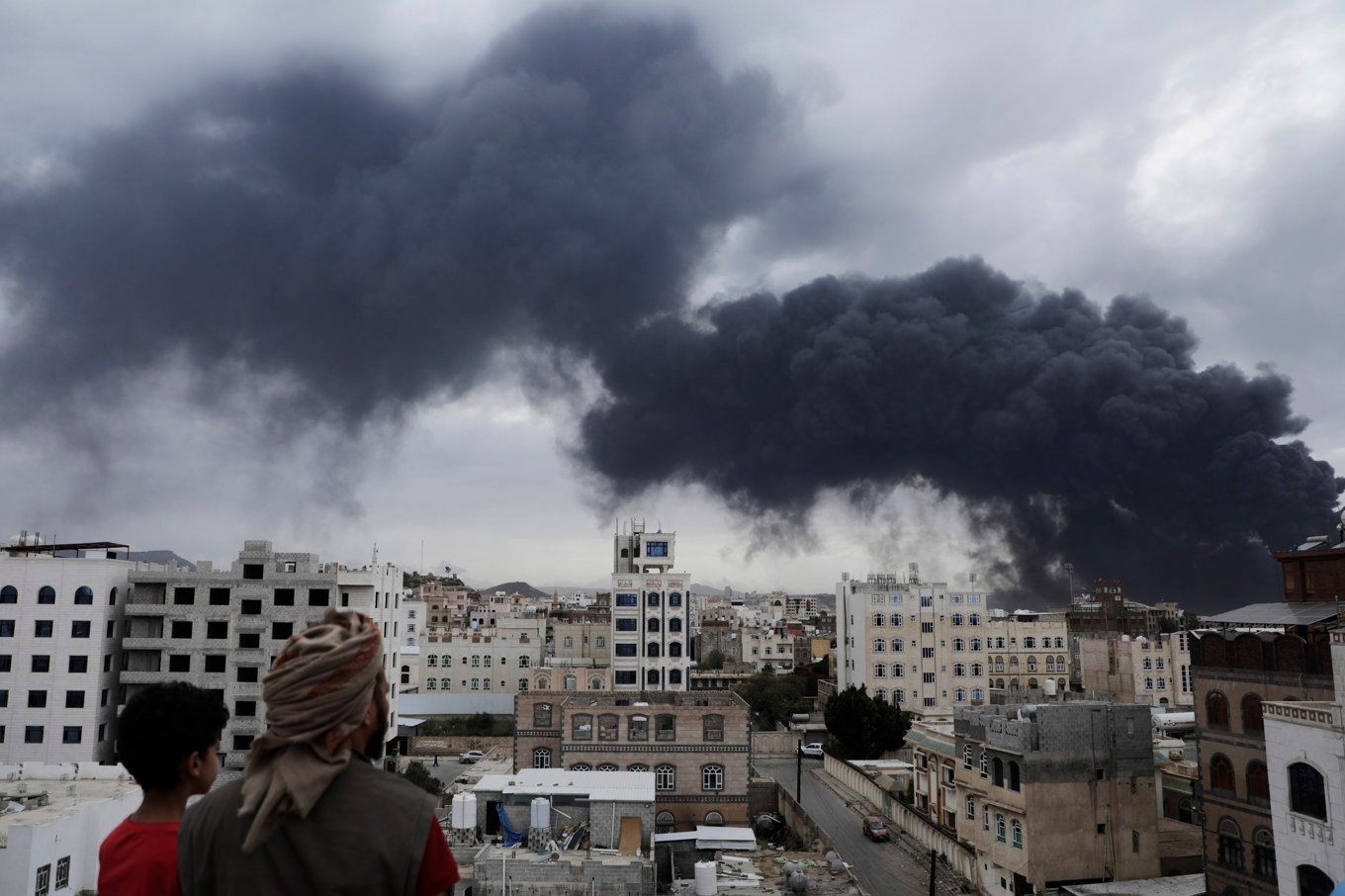 Rök från flygplatsen i Sanaa drar in över Jemens huvudstad. Foto: Osamah Abdulrahman/AP/TT