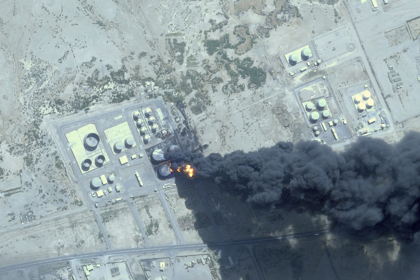 En brand i en bränsletank i Port Sudan på tisdagen. Foto: Planet Labs PBC/AP/TT