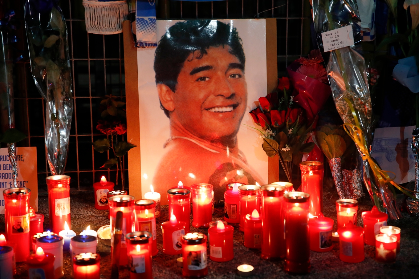 Diego Maradona hedrades av en hel värld, bland annat i Neapel där han fortfarande är en ikon, efter sin död i november 2020. Arkivbild. Foto: Alessandra Tarantino/AP/TT