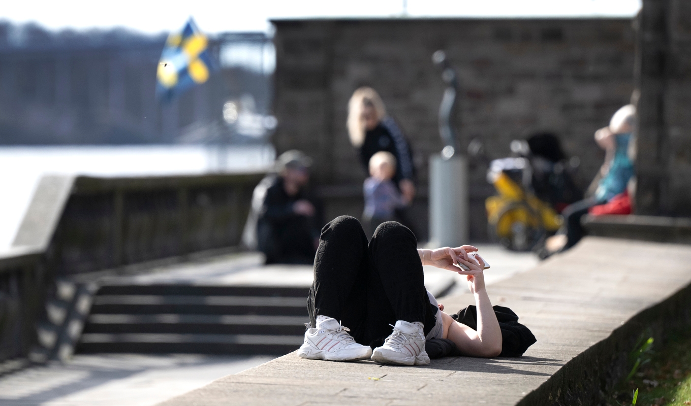 Människor njuter i solen vid Stadshuset i centrala Stockholm. Arkivbild. Foto: Anders Wiklund/TT