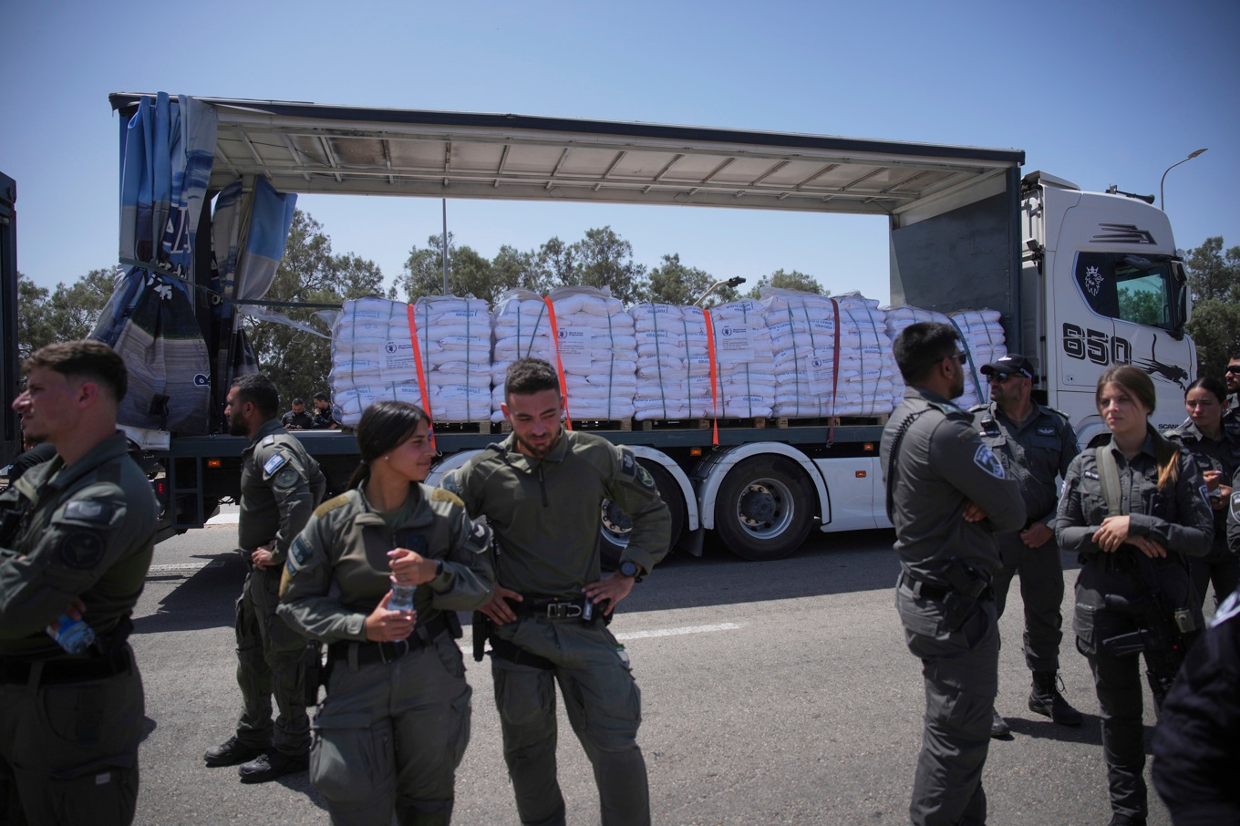 Israeliska gränspoliser vid gränsövergången vid Kerem Shalom i södra Israel. De arbetar bland annat med att hindra israeliska aktivister att blockera vägen. Foto: Ohad Zwigenberg/AP/TT