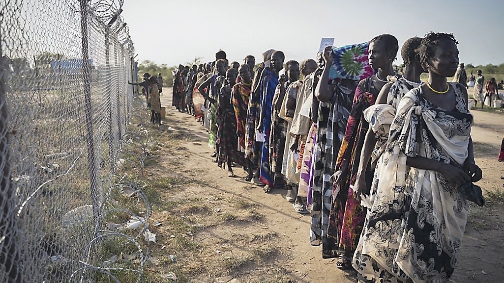 Kvinnor väntar i en matkö i Sydsudan. Landet ligger i botten av FN:s index för mänsklig utveckling. Foto: Simon Wohlfahrt/AFP via Getty Images