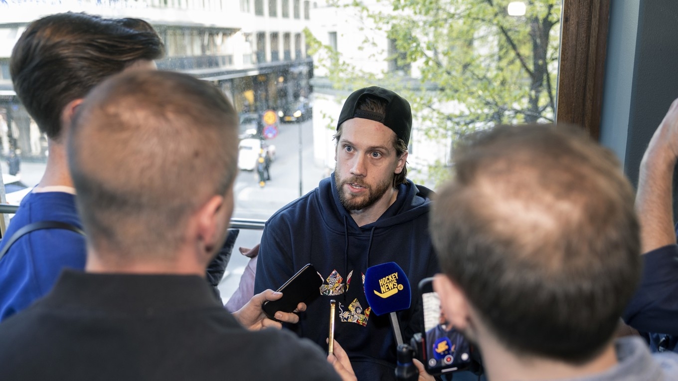 Hockeymålvakter står på ett eller annat sätt ofta i centrum och Jacob Markström, som inte spelat i landslaget sedan 2019, var ett hett intervjuobjekt då Tre Kronor mötte media inför fredagens VM-premiär. Foto: Stefan Jerrevång/TT