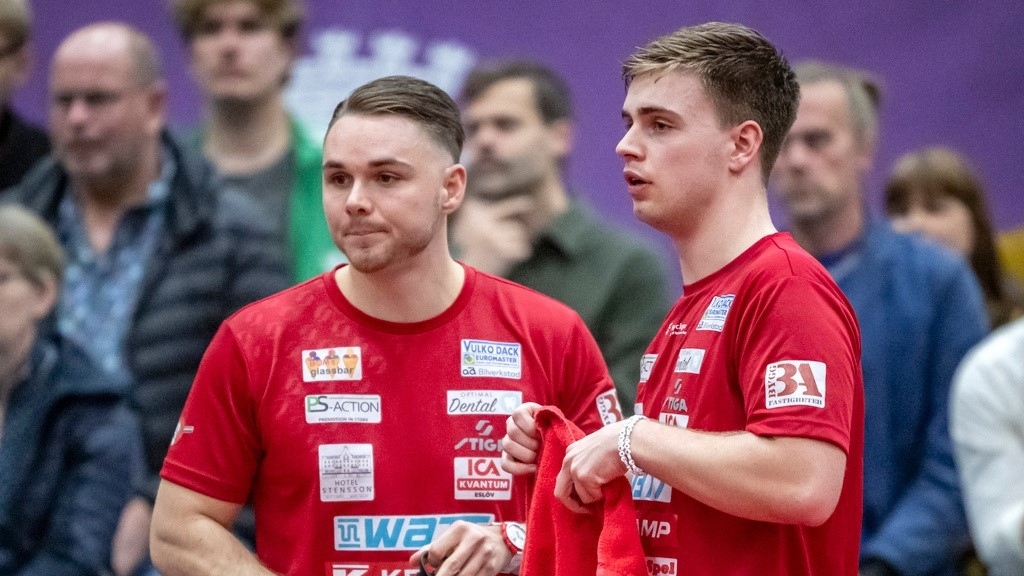 Världssjuan Truls Möregårdh har fått igenom kravet att han ska coachas av sin bror Malte - här ses de under årets SM-final - och inte av förbundskaptenen (nu Peter Blomqvist). Epoch Times sportchef Jonas Arnesen menar att Möregårdh gjort såväl sig som svensk pingis en otjänst. Foto: Johan Nilsson/TT