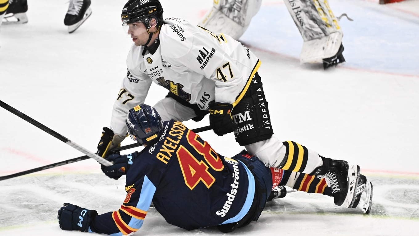 AIK-backen Eric Norin och hans lagkamrater har ett mentalt övertag på Dick Axelsson & Co. AIK är seriens enda lag mot vilket Djurgården slår ur underläge. Foto: Claudio Bresciani/TT