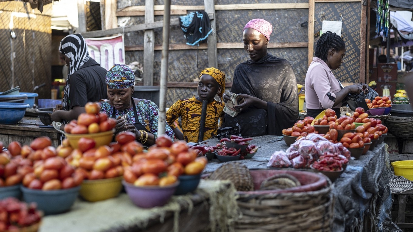 En försäljare räknar sina pengar på en marknad i Lokoja i Nigeria den 21 oktober 2024. Foto: Olympia de Maismont/AFP via Getty Images