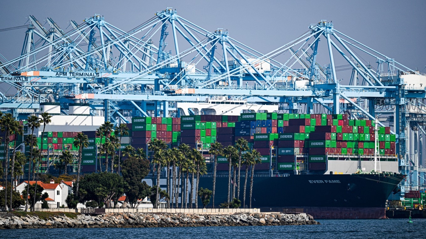 Dumpning av billiga varor i väst är en del av Kinas asymmetriska krigföring mot väst, skriver debattören. Här ses kinesiska fraktcontainrar i Los Angeles. Foto: Patrick T. Fallon/AFP via Getty Images