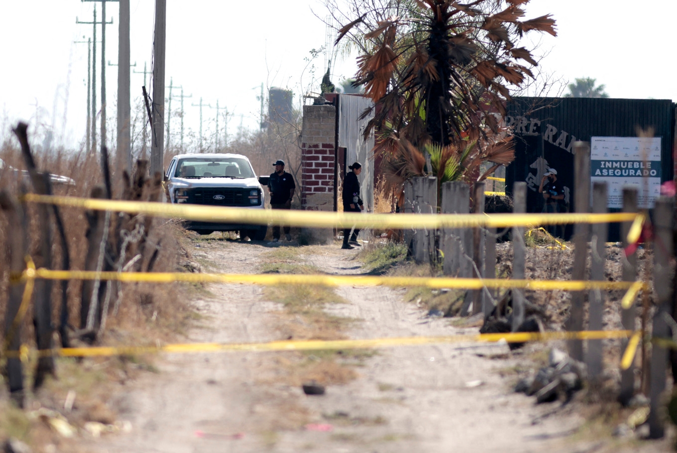 Säkerhetsstyrkor står vakt vid Izaguirre-ranchen i mexikanska delstaten Jalisco, där man den 5 mars hittade tre krematorieugnar för människor, under sökandet efter saknade personer. Foto: Ulises Ruiz/ AFP via Getty Images