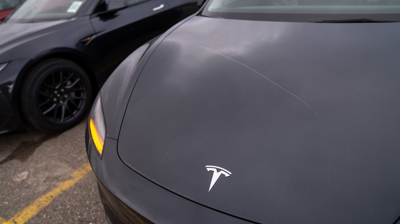 På bilden ser man en vandaliserad Teslabil i Hamilton i Kanada den 20 mars. De senaste månaderna har ett stort antal Teslabilar vandaliserats i Kanada och USA. Sverige är inget undantag. Enbart sedan i november och fram till mitten av april har polisen fått in 153 anmälningar om skadegörelse. Foto: Katherine KY Cheng/Getty Images
