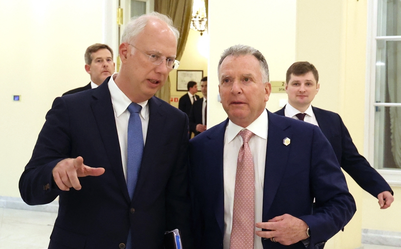 USA:s sändebud Steve Witkoff (höger) i Moskva tillsammans med Rysslands ekonomiska toppförhandlare Kirill Dmitrijev, den 11 april. Foto: Vyacheslav Prokofyev/POOL/AFP via Getty Images