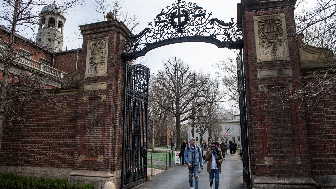 På bilden ser man människor lämna Harvard-universitets ingång i Cambridge i den amerikanska delstaten Massachussetts. Foto: Josepth Prezioso/AFP via Getty Images