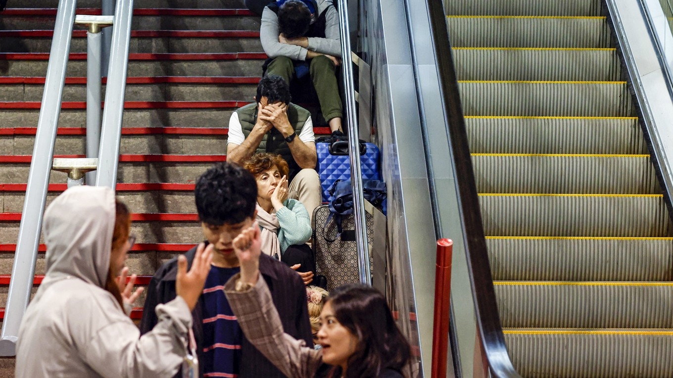 Resenärer fick tillbringa natten på tågstationen i Madrid efter det stora elavbrottet den 28 april 2025. Foto: Oscar Del Pozo/AFP via Getty Images