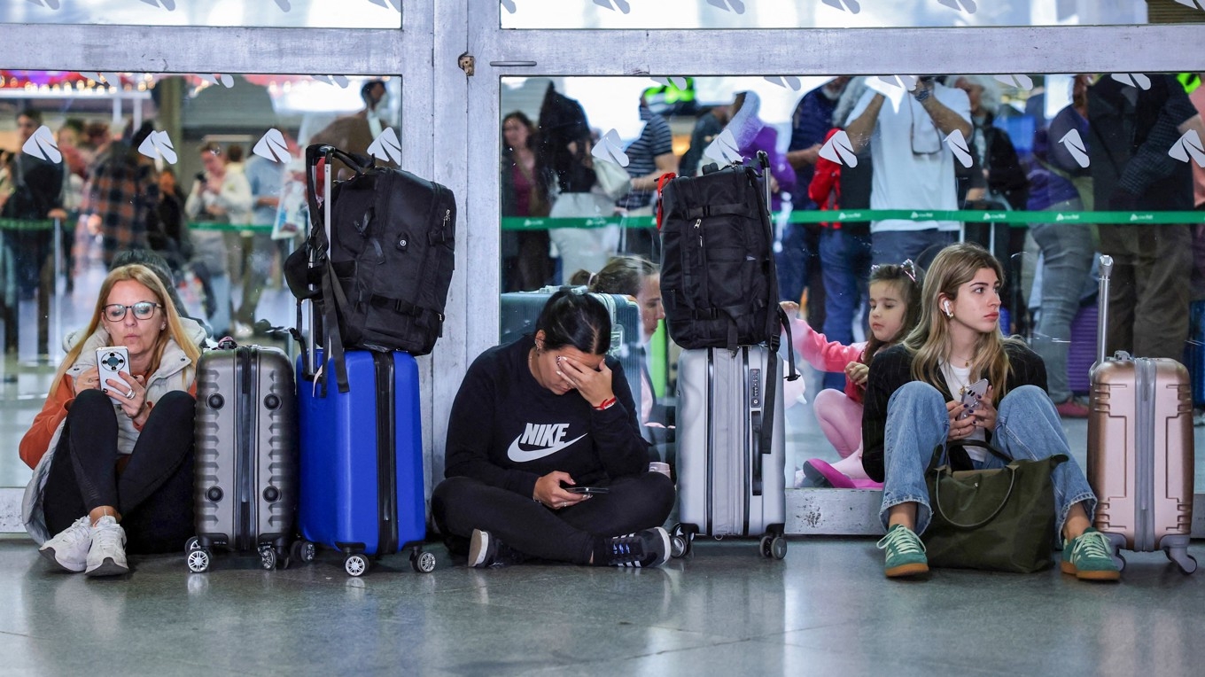 Passagerare på en tågstation i Spanien väntar på information efter det stora elavbrottet den 28 april. Foto:  Thomas Coex/AFP via Getty Images