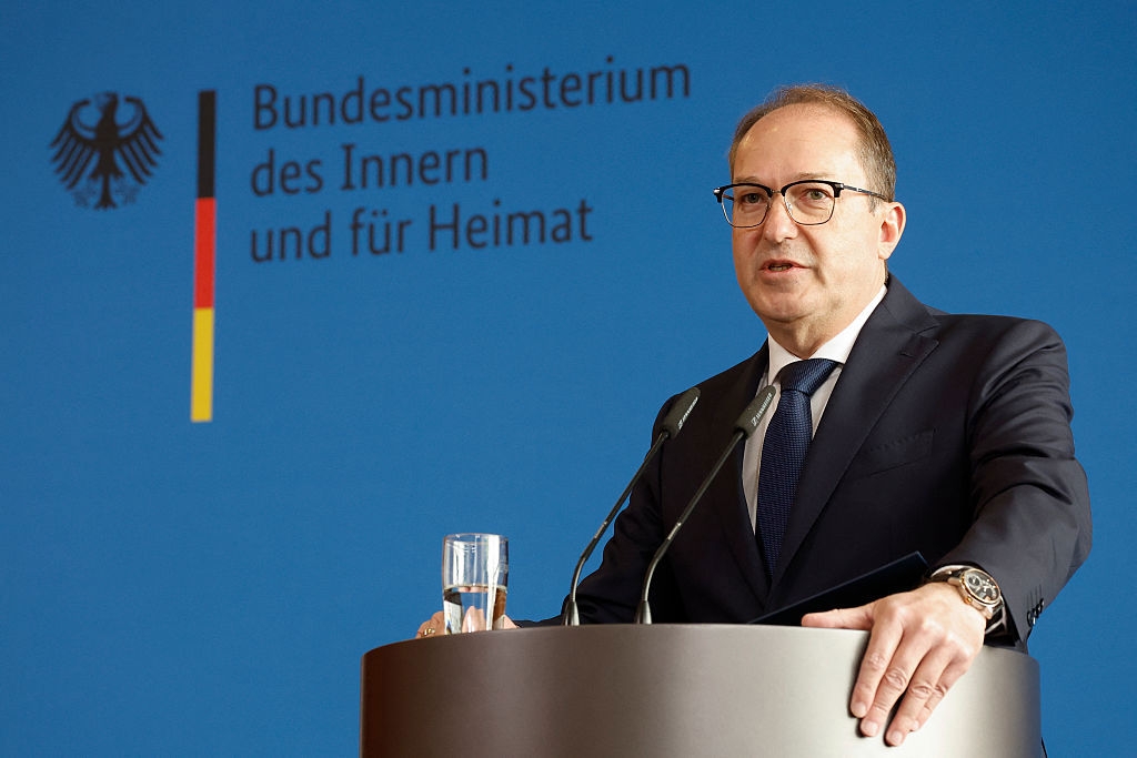 Tysklands inrikesminister Alexander Dobrindt talar vid en presskonferens i Berlin den 13 maj 2025, efter att tyska myndigheter genomfört flera tillslag mot det så kallade ”Konungariket Tyskland”. Foto: Odd Andersen/AFP/via Getty Images