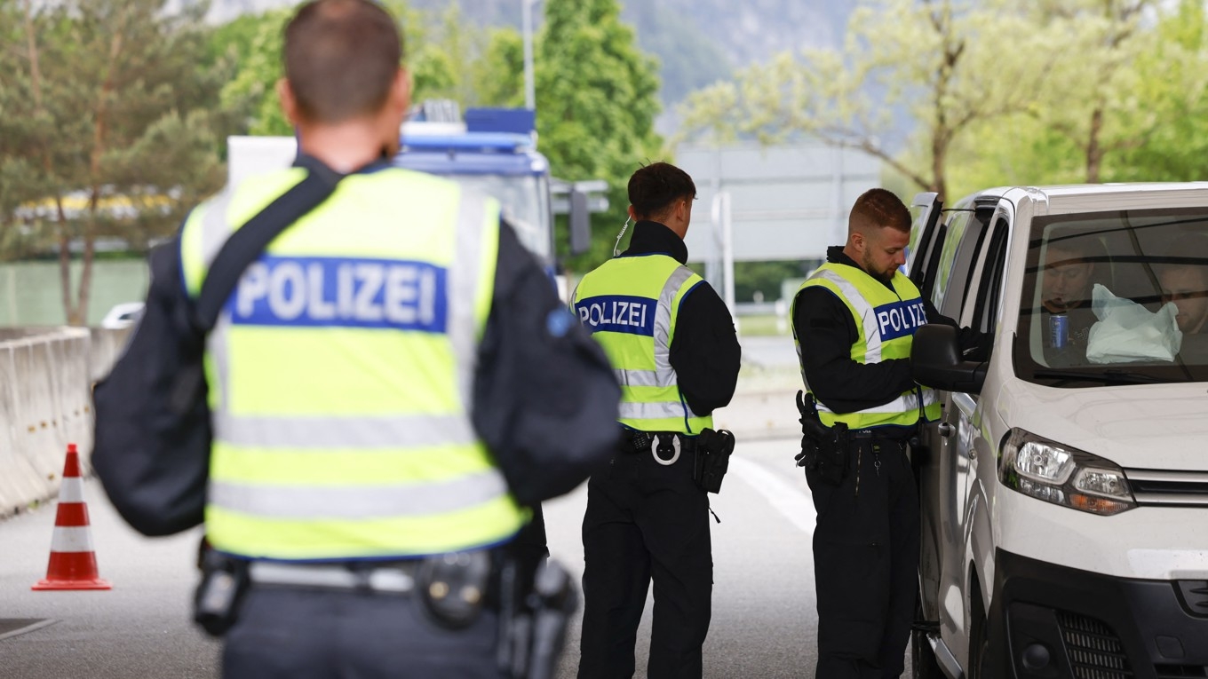 Den tyska federala polisen kontrollerar fordon som kommer in i Tyskland från Österrike vid gränskontrollstationen Kiefersfelden i södra Tyskland den 15 maj. Foto: Michaela Stache/AFP via Getty Images
