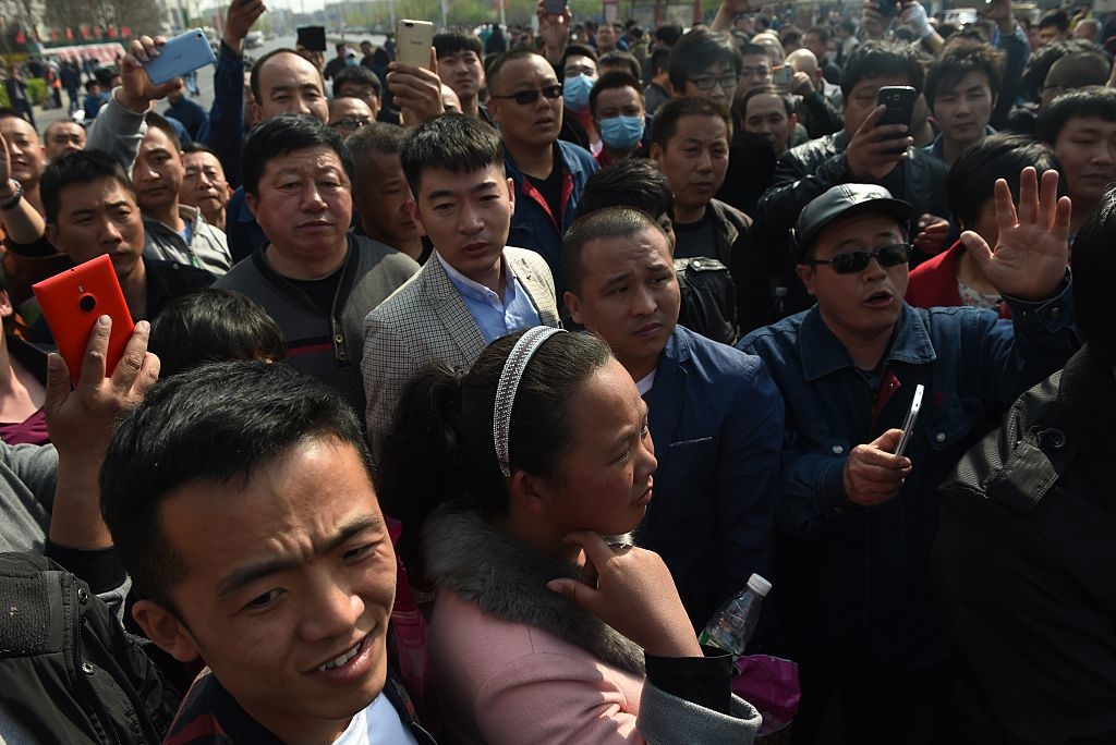Protester och sociala oroligheter är ett återkommande fenomen i Kina. På denna bild från 2016 protesterar stålarbetare i Hebei-provinsen mot att företaget de arbetade på hade lagt ner produktionen på grund av överkapacitet och sjunkande priser inom Kinas stålsektor. Foto: Greg Baker/AFP via Getty Images