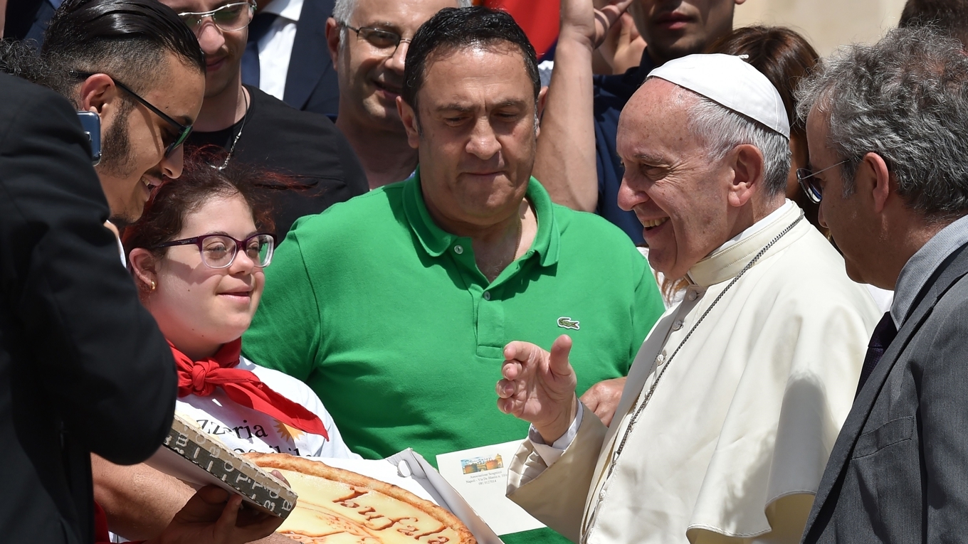 Det sägs att påven Franciskus tyckte mycket om pizza. Här träffar han pizzabagare under veckoaudiensen på Petersplatsen den 15 juni 2016 
i Vatikanen. Foto: Alberto Pizzoli/AFP via Getty Images