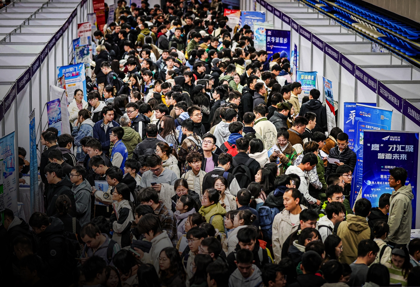 Deltagare vid en jobbmässa i Shenyang. Kinas arbetsmarknad är under hård press. Foto: STR/AFP via Getty Images