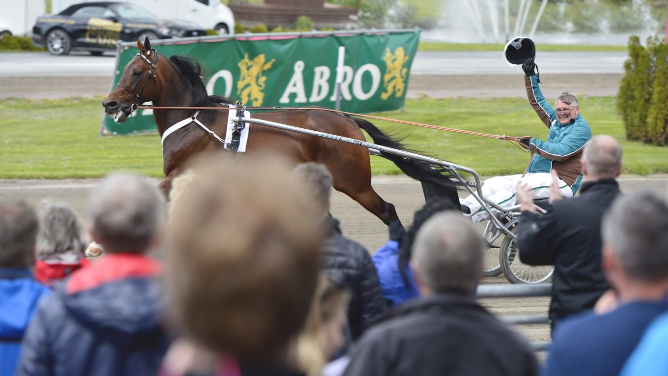 Stefan Hultman visar upp sin kanske bästa häst genom tiderna, Maharajah, under Elitloppet 2015. Foto: Marcus Ericsson/TT