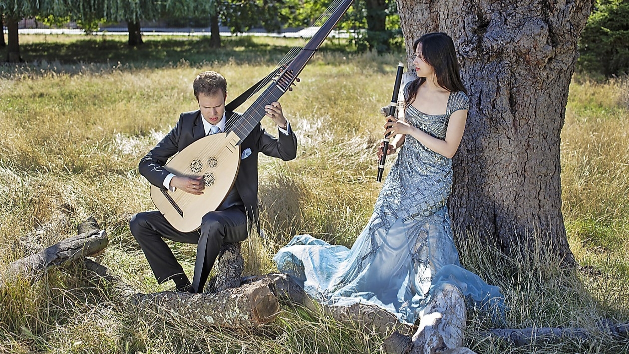 Prisade Flauguissimo Duo består av Johan Löfving (gitarr och teorb) och Yu-Wei Hu (flöjt). Foto: Aiga Ozolina
