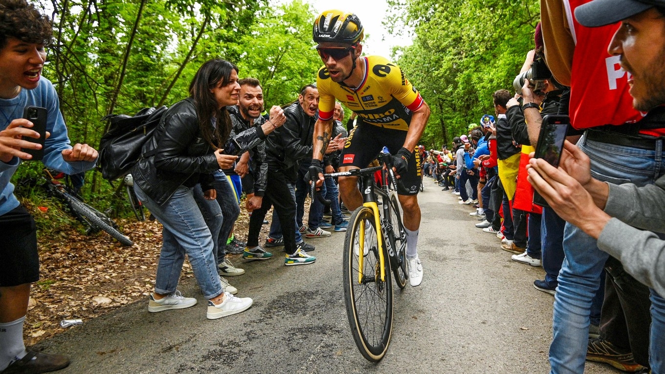 Slovenen Primož Roglič, är 35 år, men har bara varit proffscyklist i tio år. Storfavoriten till segern i årets Giro sysslade tidigare med backhoppning på elitnivå innan han bytte sport. Foto: Fabio Ferrari/LaPresse via AP