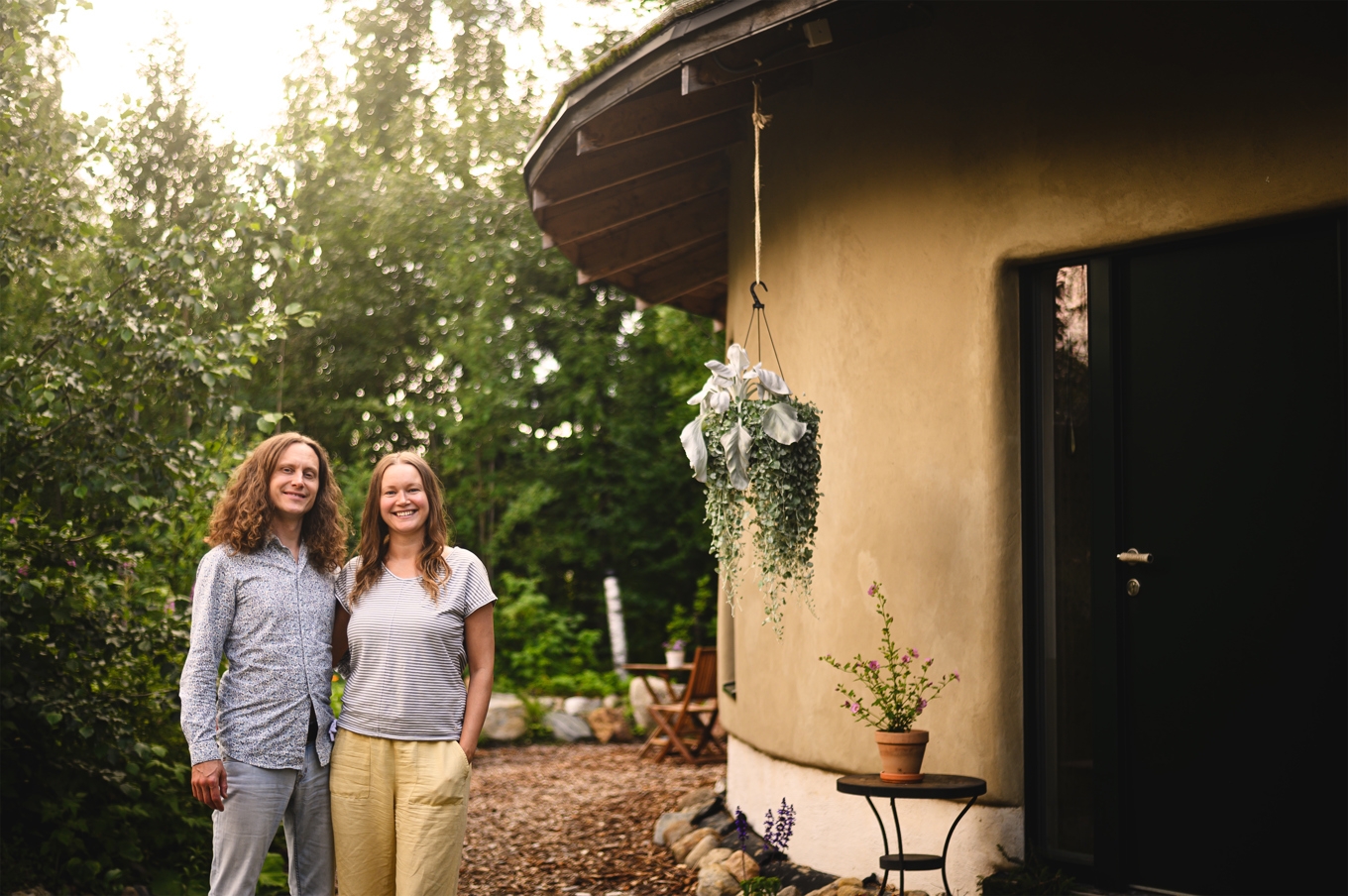 Erik och Laura Vidje vid sitt halmbalshus utanför Umeå. Foto: Thea Holmqvist