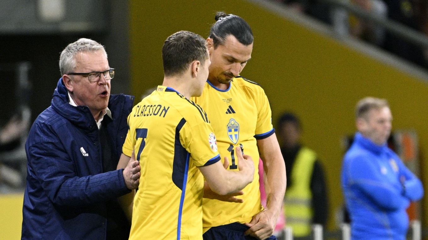 Janne Andersson byter in Zlatan Ibrahimovic för sista gången. Snart var bådas tid med landslaget ute. Foto: Anders Wiklund/TT