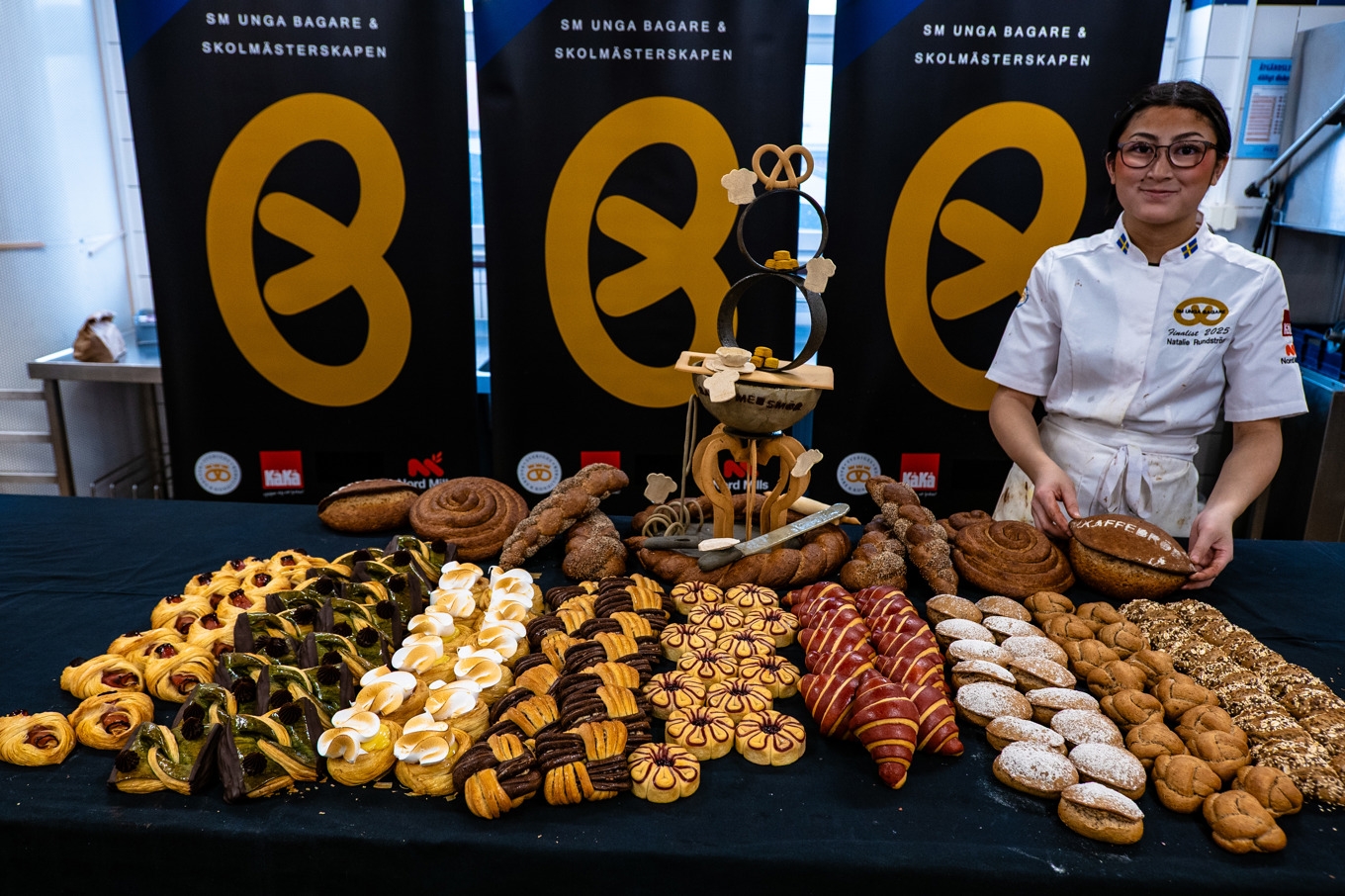 Från vänster: tre varianter av kavlad deg, tre bullar av briochedeg och tre kuvertbröd. Bakom: tre matbröd och skådebrödet. Foto: Sveriges bagare & konditorer