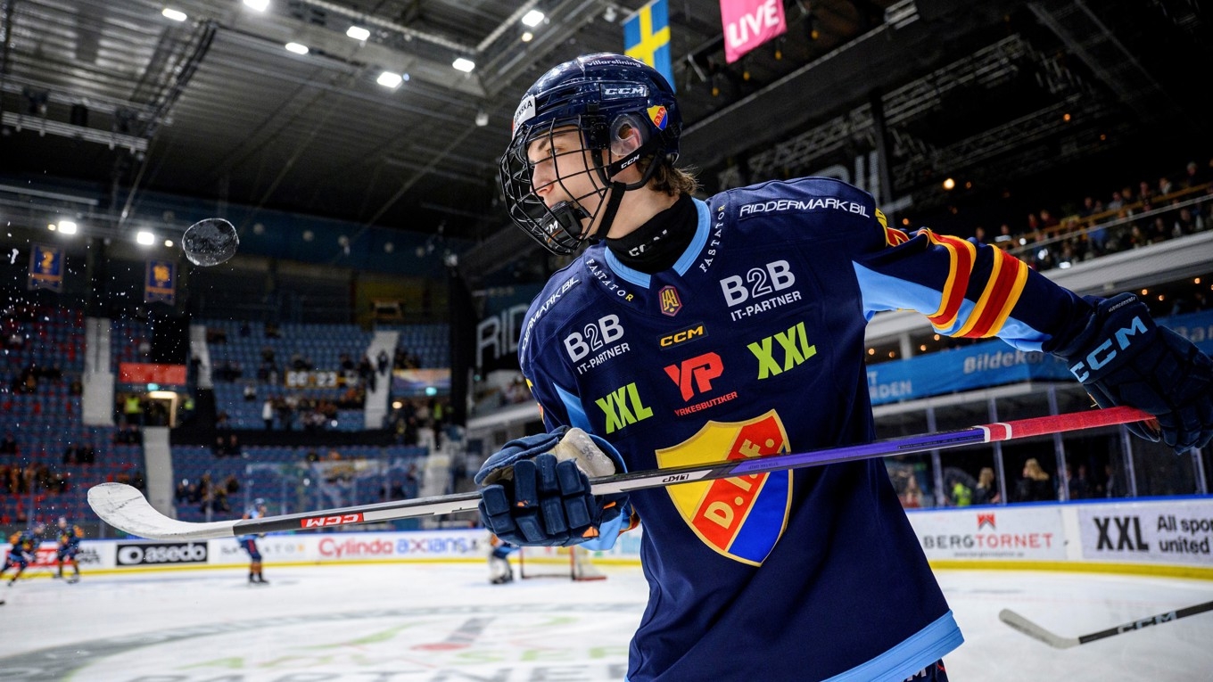 Djurgårdens Victor Eklund är 18 år men har redan två seniorsäsonger bakom sig i hockeyallsvenskan. Undantaget som bekräftar regeln om att inte lyftas upp för tidigt? Foto: Jonas von Hofsten/TT