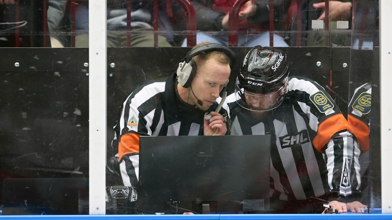 Coaches challenge ger tränarna möjligheten att ifrågasätta ett domarbeslut genom videogranskning, men kan rendera i två minuters utvisning om det visar sig att det var rätt dömt. Foto: Anders Bjurö/TT