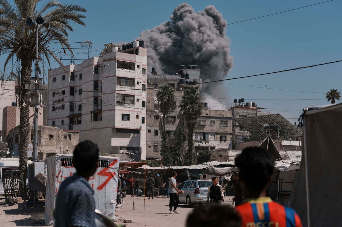 Rök steg över Gaza stad efter israeliska attacker i fredags. Foto: Jehad Alshrafi/AP/TT