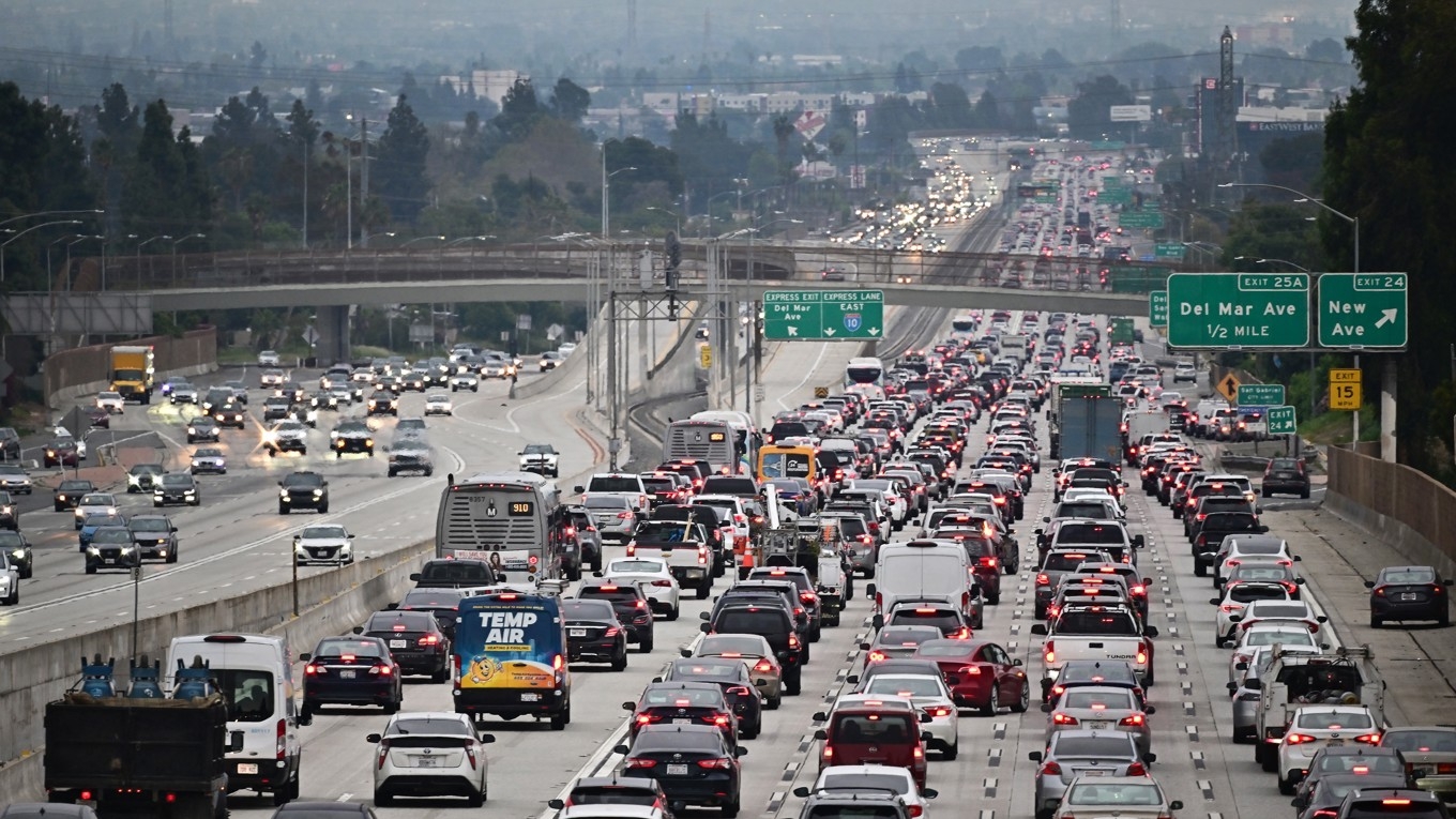 En trafikerad motorväg i Alhambra i Los Angeles i Kalifornien den 12 april 2023. Foto: Frederic J. Brown/AFP via Getty Images