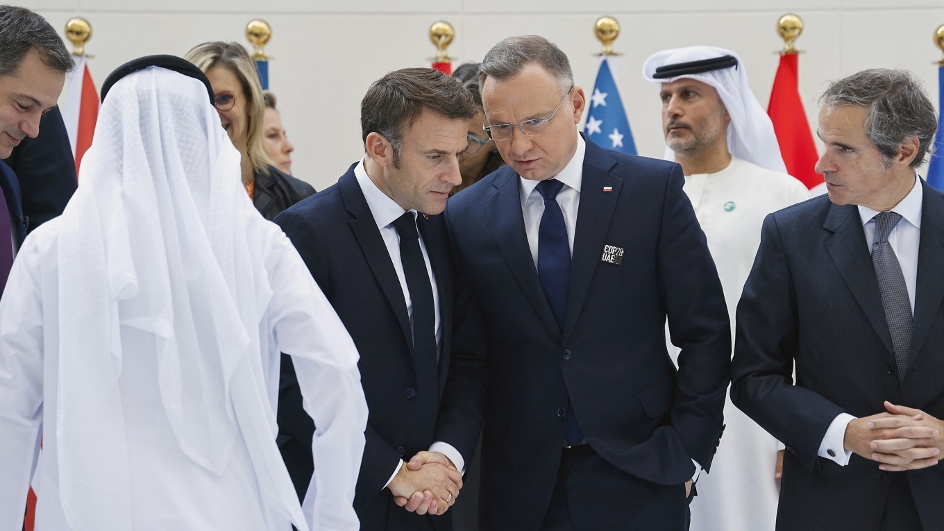 Frankrikes president Emmanuel Macron skakar hand med Polens president Andrzej Duda. Foto: Ludovic Marin/AFP via Getty Images