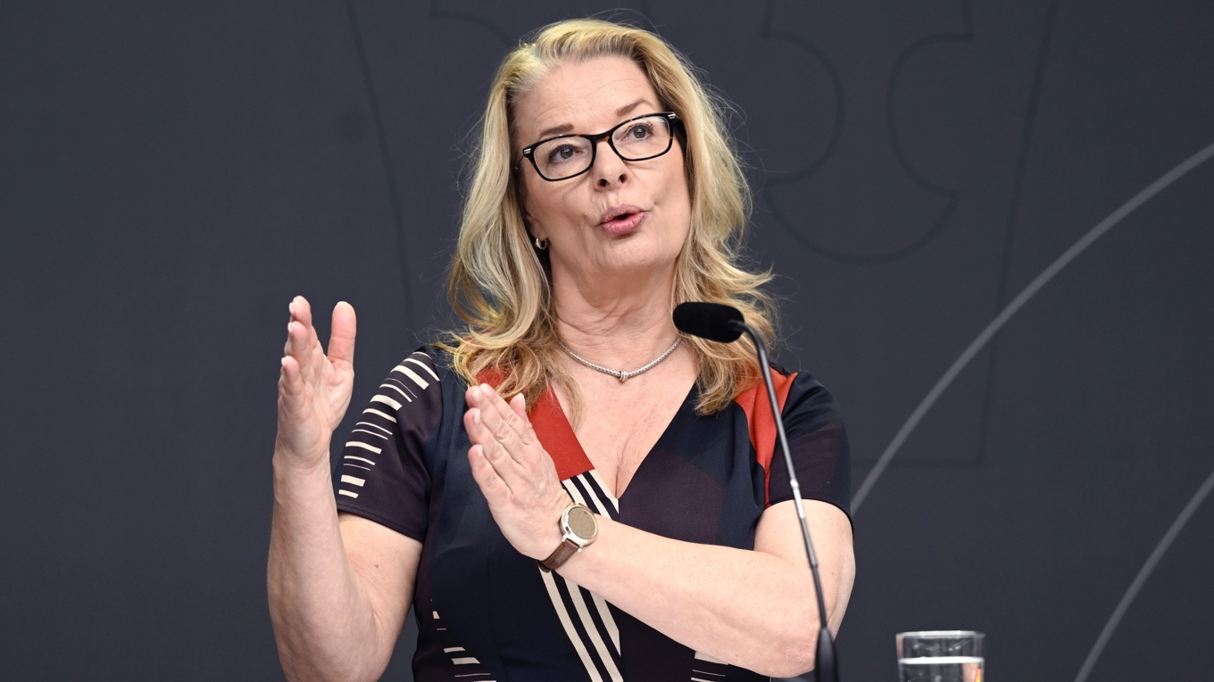 Skolminister Lotta Edholm satsar på läsning. Foto: Fredrik Sandberg/TT