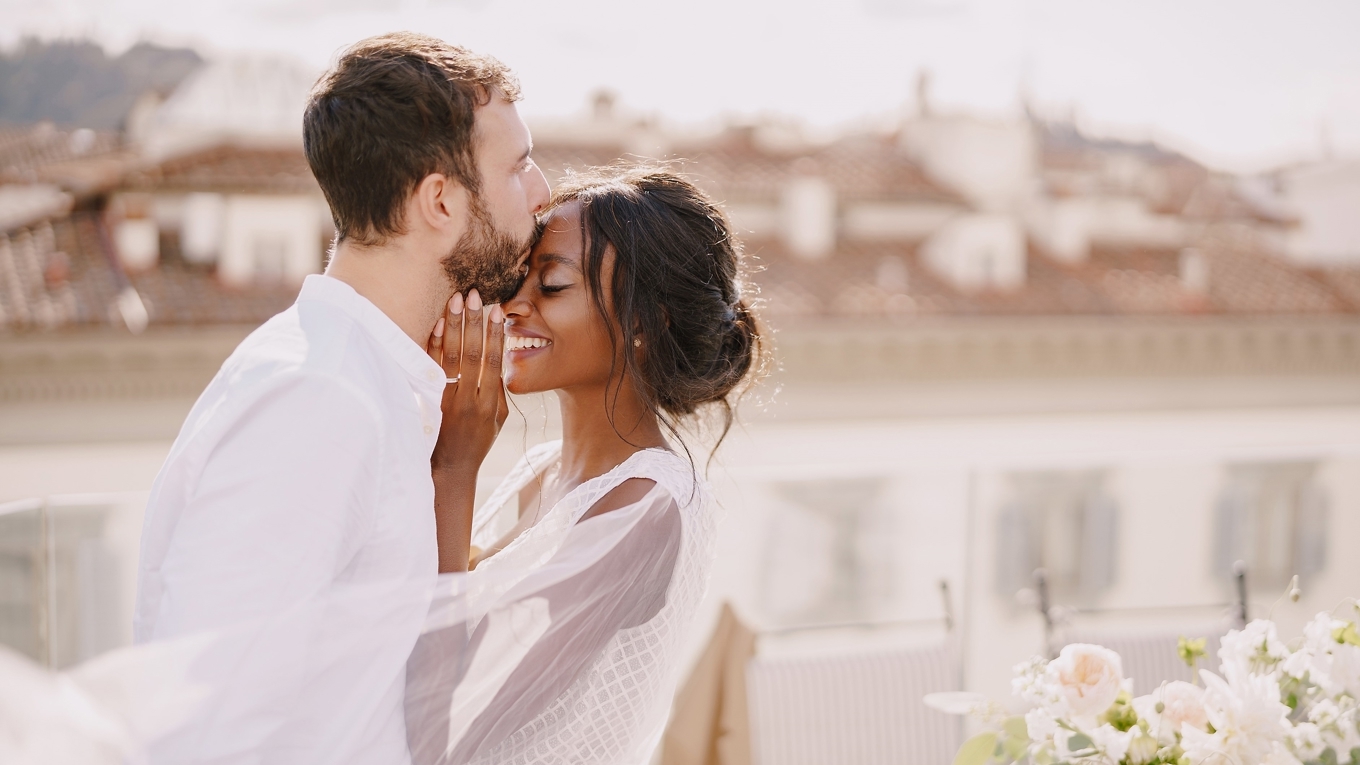 Krönikören skriver om det som ligger bakom all dagens reklam med ”blandade par”. Foto: Shutterstock