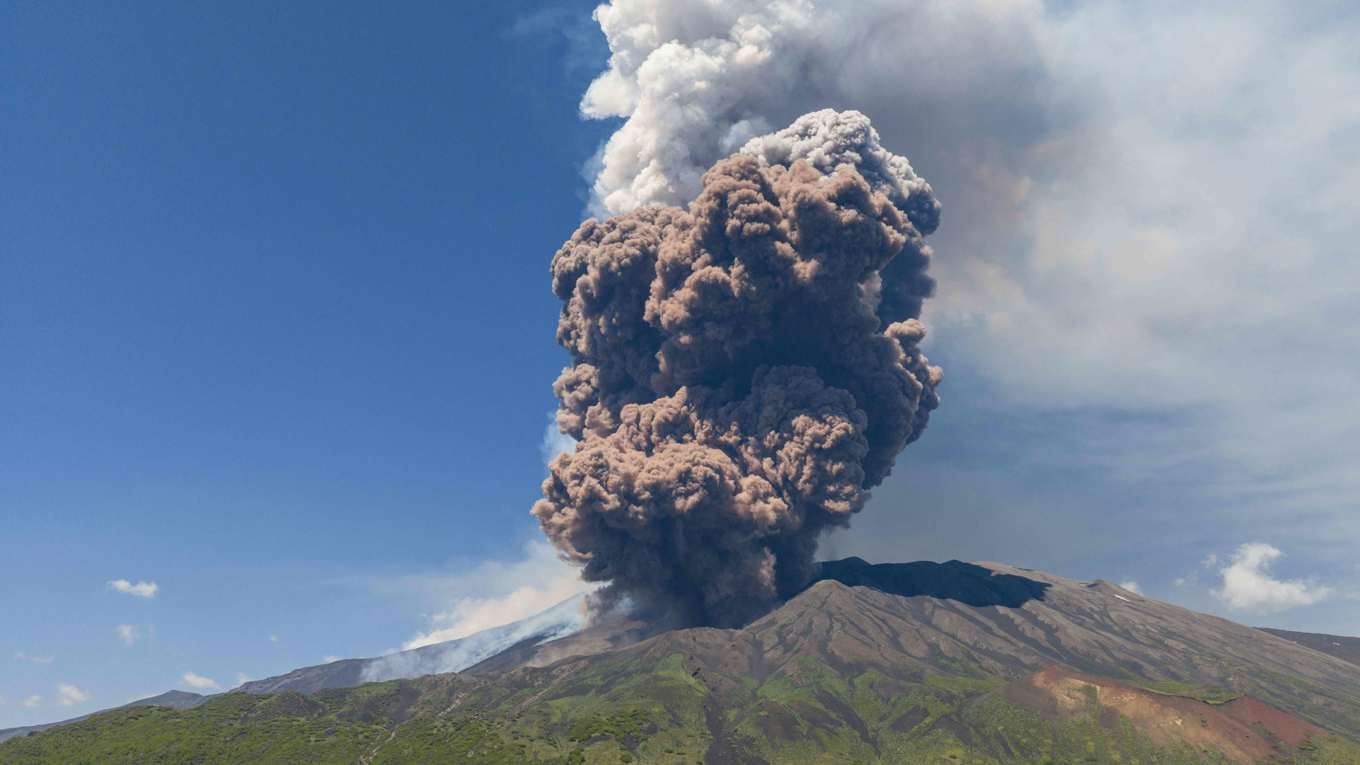Rök från Etna på måndagen. Foto: Giuseppe Distefano/AFP/TT