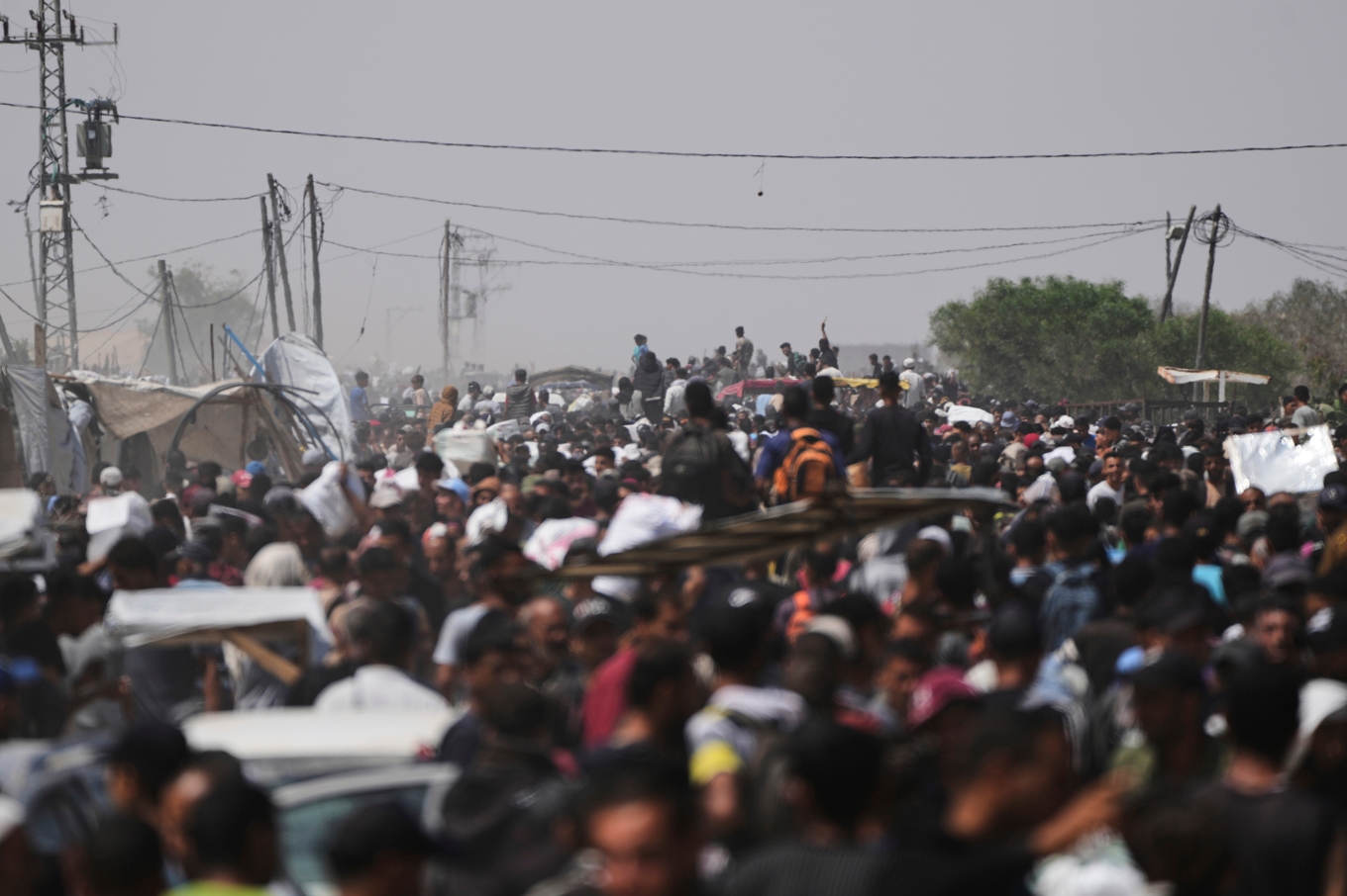 Palestinier på väg för att försöka få mat i Rafah i södra Gazaremsan, på bild från i fredags. Foto: Abdel Kareem Hana/AP/TT
