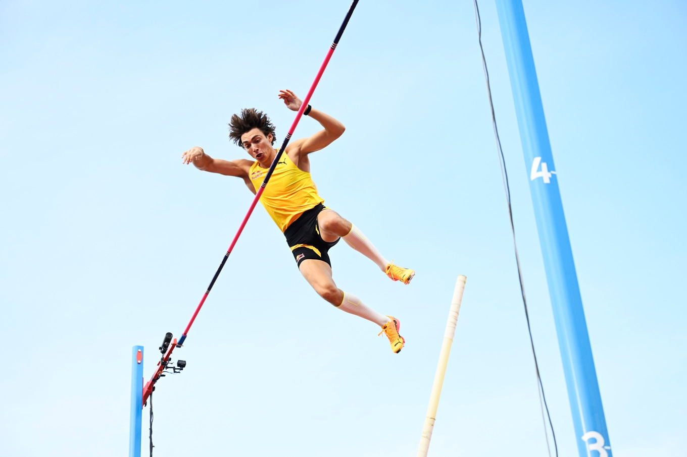 Armand Duplantis sätter nytt världsrekord när han glider över 6,28. Foto: Fredrik Sandberg/TT