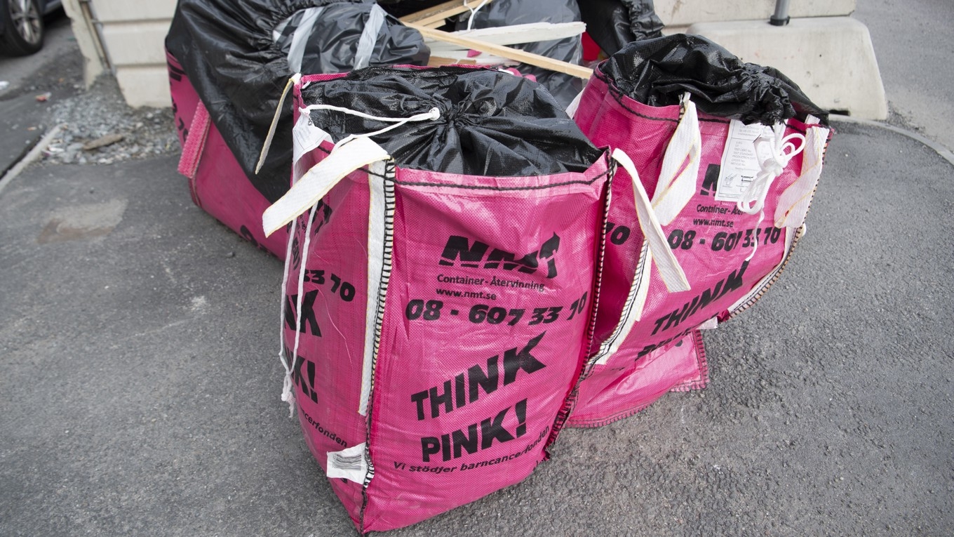 Säckar för återvinning från avfallsbolaget Think Pink. Bilden tagen 2020 i samband med att miljöbrottsutredningen mot de ledande företrädarna inleddes. Bolaget försattes kort därefter i konkurs. Foto: Fredrik Sandberg/TT