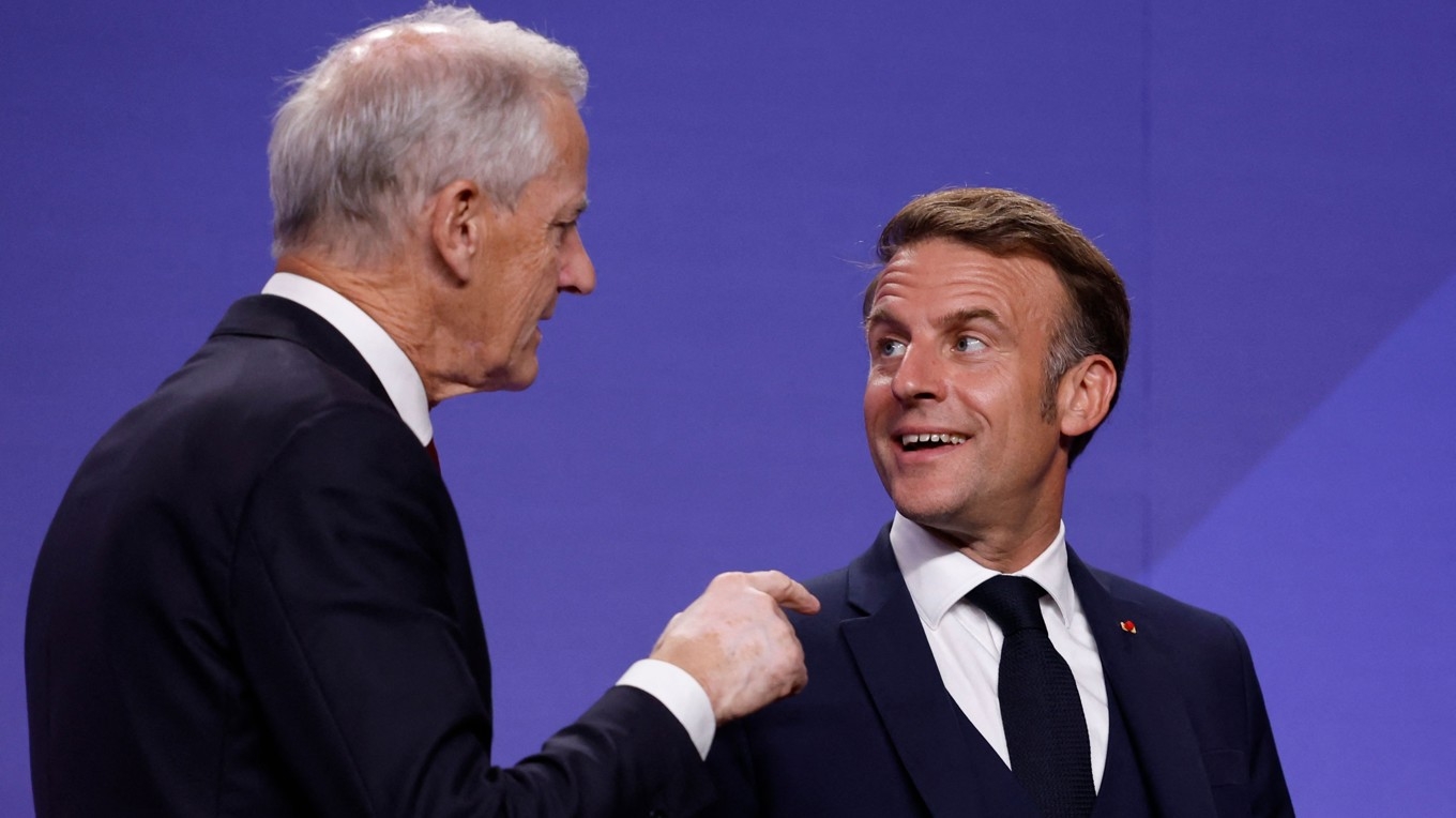 Norges statsminister Jonas Gahr Støre och Frankrikes president Emmanuel Macron under en gemensam presskonferens pǻ måndagskvällen. Foto: Odd Andersen/AFP