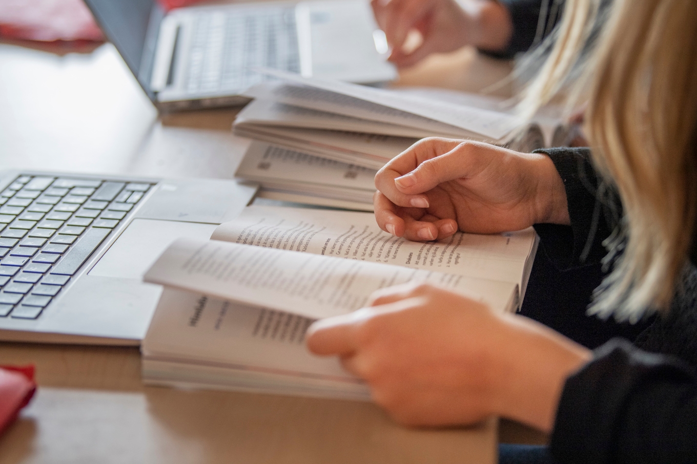 Tidiga stödinsatser kan minska risken för att lässvårigheterna får negativa effekter på elevernas möjligheter att lyckas i skolan. Arkivbild. Foto: Viktoria Bank/TT