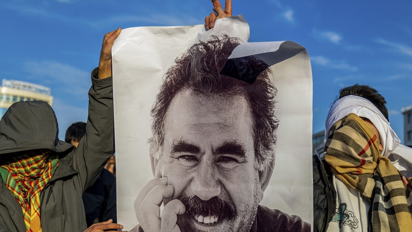 Kurder håller upp en bild på den fängslade PKK-grundaren Abdullah Öcalan i turkiska Diyarbakir i februari. Foto: Metin Yoksu/AP/TT
