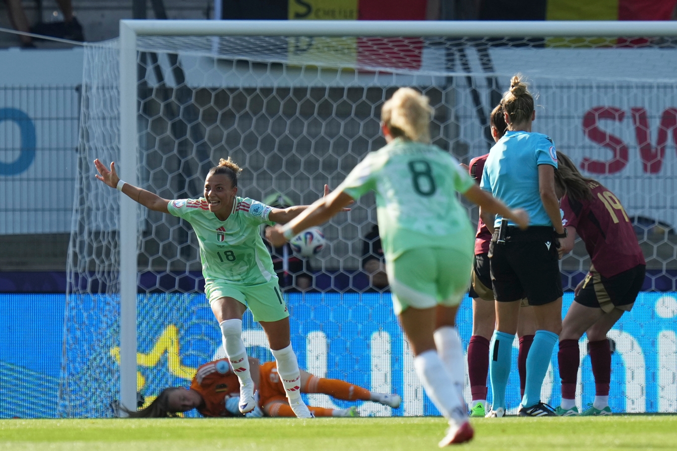Italiens Arianna Caruso jublar efter att ha gett Italien ledningen mot Belgien i EM. Foto: Alessandra Tarantino/AP/TT