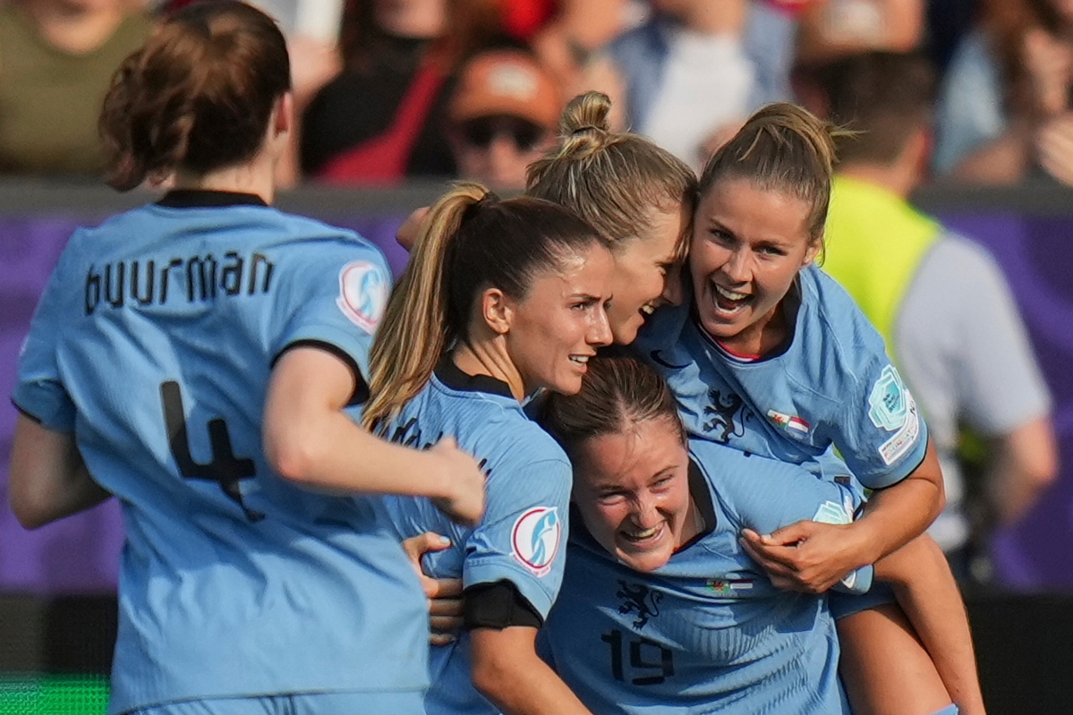 Jubel i Nederländerna sedan Vivianne Miedema, på tilläggstid i första halvlek, gjorde 1–0 mot Wales. Det var ett mål, som innebar islossning efter en tung första halvlek för Nederländerna, som sedan vann matchen. Foto: Alessandra Tarantino/AP/TT